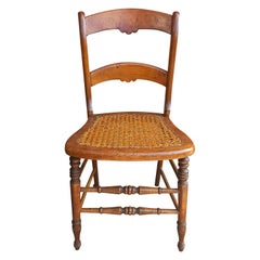 Chaise d'appoint victorienne à dossier échelonné en noyer et siège en rotin