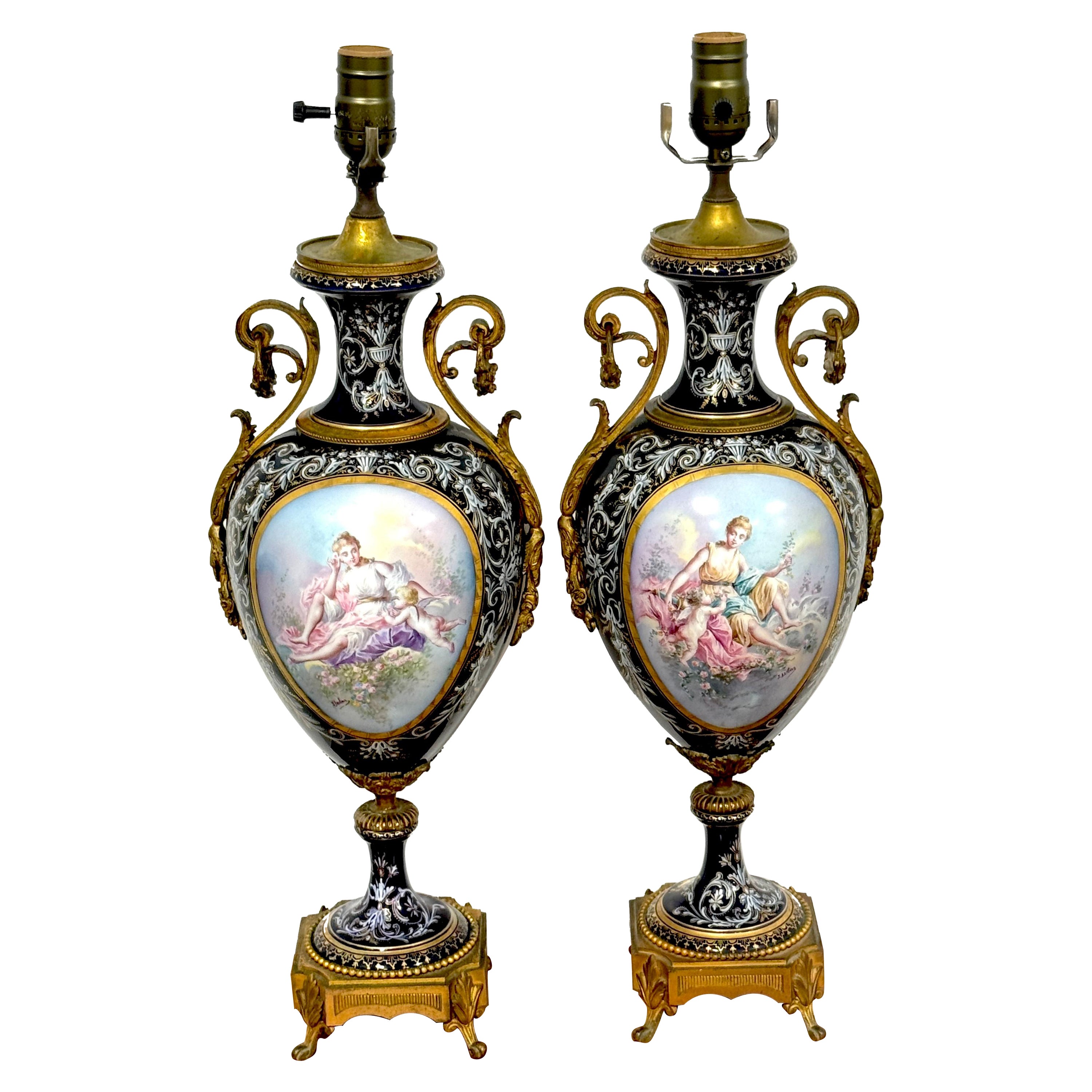 Coppia di urne in cobalto stile Sèvres con montatura in ormù del XIX secolo, ora come lampade
