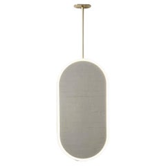 En stock Miroir capsule moderne suspendu au plafond et éclairé avec un cadre en laiton
