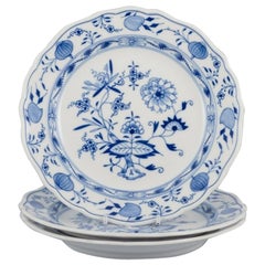 Meissen, Germania, tre piatti in porcellana con motivo Cipolla Blu.