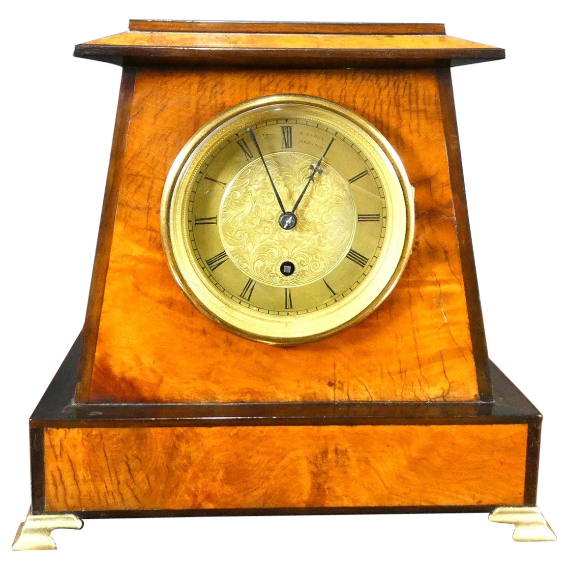 Reloj miniatura de ménsula de nogal estilo egipcio, Barraud & Lund, Londres