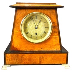 Reloj miniatura de ménsula de nogal estilo egipcio, Barraud & Lund, Londres