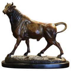 Französische Stierskulptur aus Bronze des frühen 20. Jahrhunderts auf schwarzem Marmorsockel
