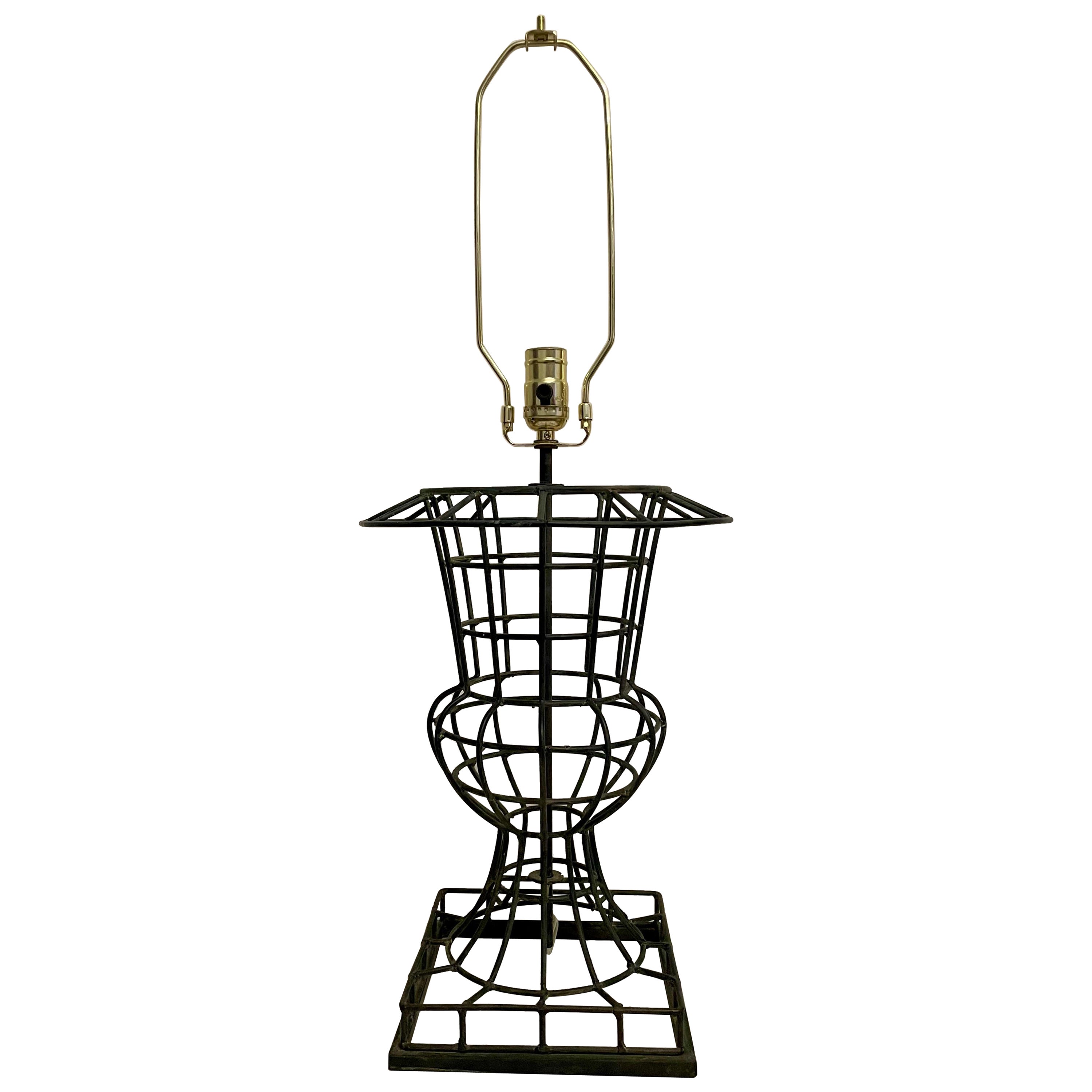 Lampada a forma di urna in filo metallico saldato di grandi dimensioni