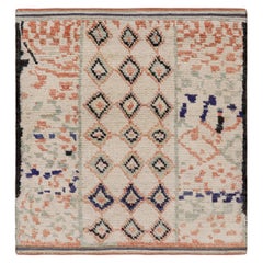 Rug & Kilim's Moroccan Style Square Rug in White with Colorful Geometric Pattern (tapis carré de style marocain à motif géométrique coloré)