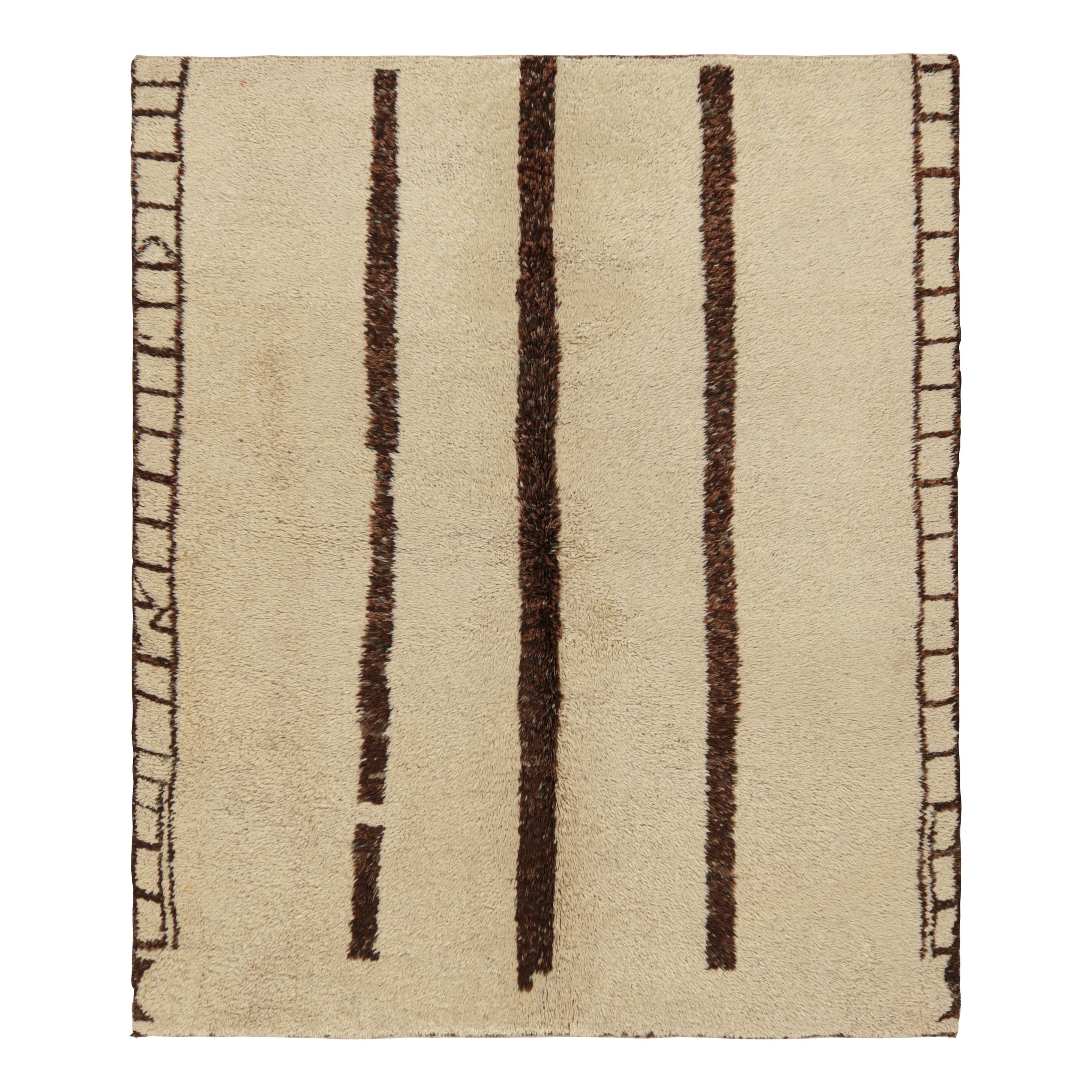 Tapis marocain vintage en beige avec des rayures marron chocolat, de Rug & Kilim