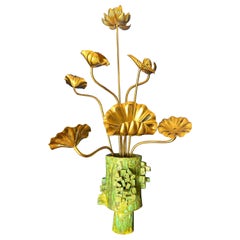 Japanische Lotusblumen aus vergoldetem Holz in brutalistischem Keramiktopf