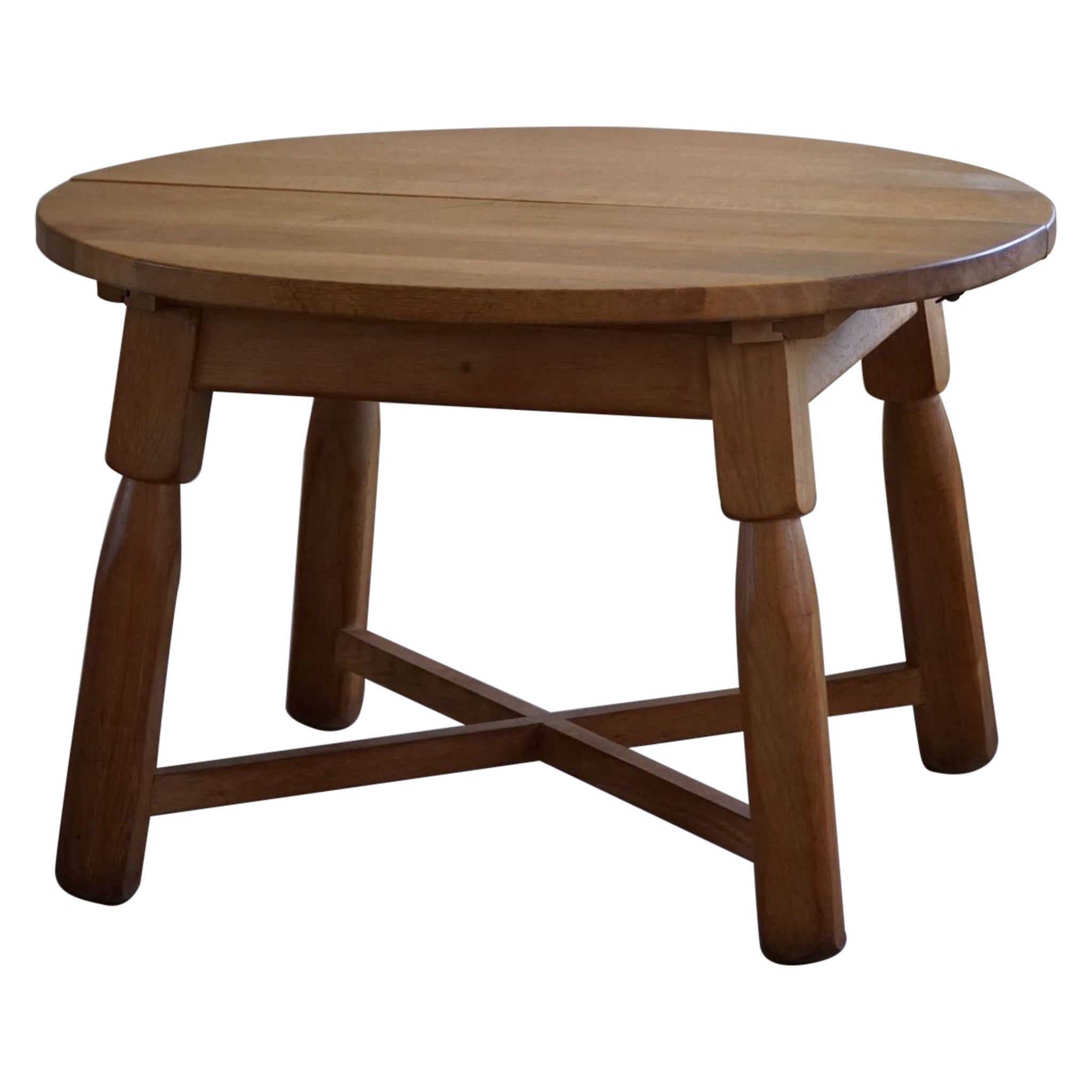 Mesa de Comedor Brutalista Redonda de Roble, Moderna de Mediano Siglo, Fabricada en Francia, Años 60