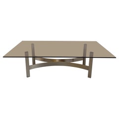 Table basse vintage en verre fumé et fonte d’aluminium brossée des années 70