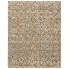 Rug & Kilim è un tappeto in stile marocchino con motivi geometrici color crema, bianco e oro.