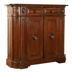 Credenza italiana, Bolonia, barroca, de nogal tallado, 2 cajones y 2 puertas, s. XVII