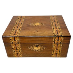 Antigua caja inglesa Tunbridge con incrustaciones de marquetería de nogal, circa 1890.