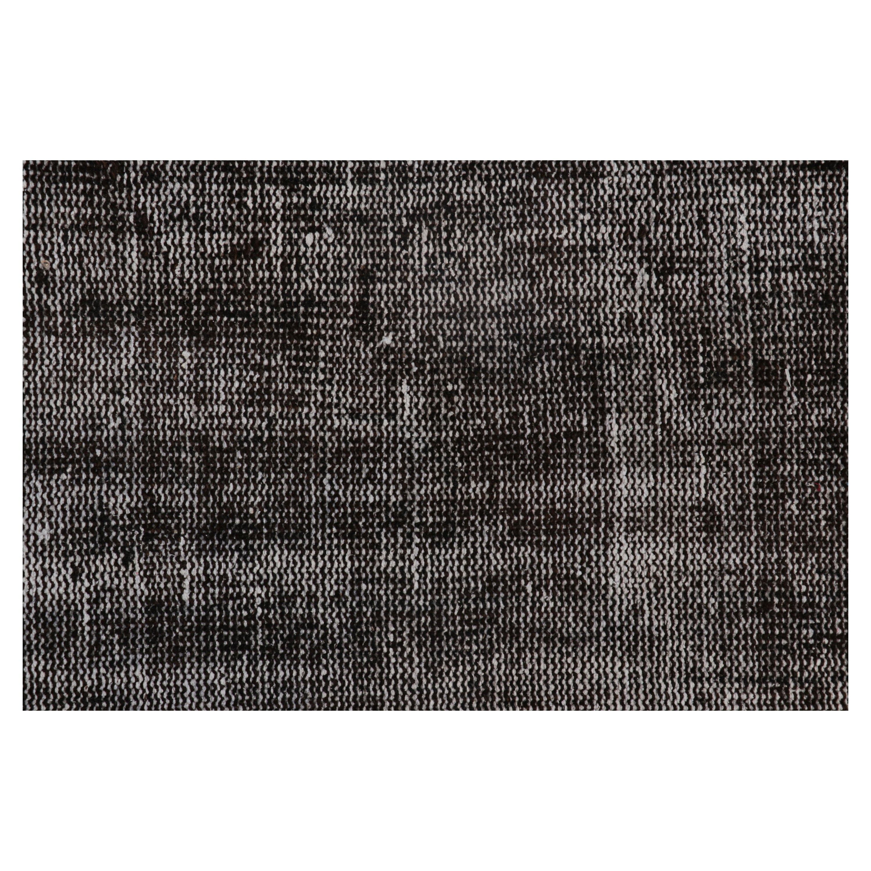 Noué à la main en laine, ce tapis turc vintage 5x9 fait partie de cette collection de tapis du milieu du siècle dont les lavages antiques leur confèrent un aspect ancien, presque délabré.  

Sur le Design : 

Les connaisseurs admireront cette pièce
