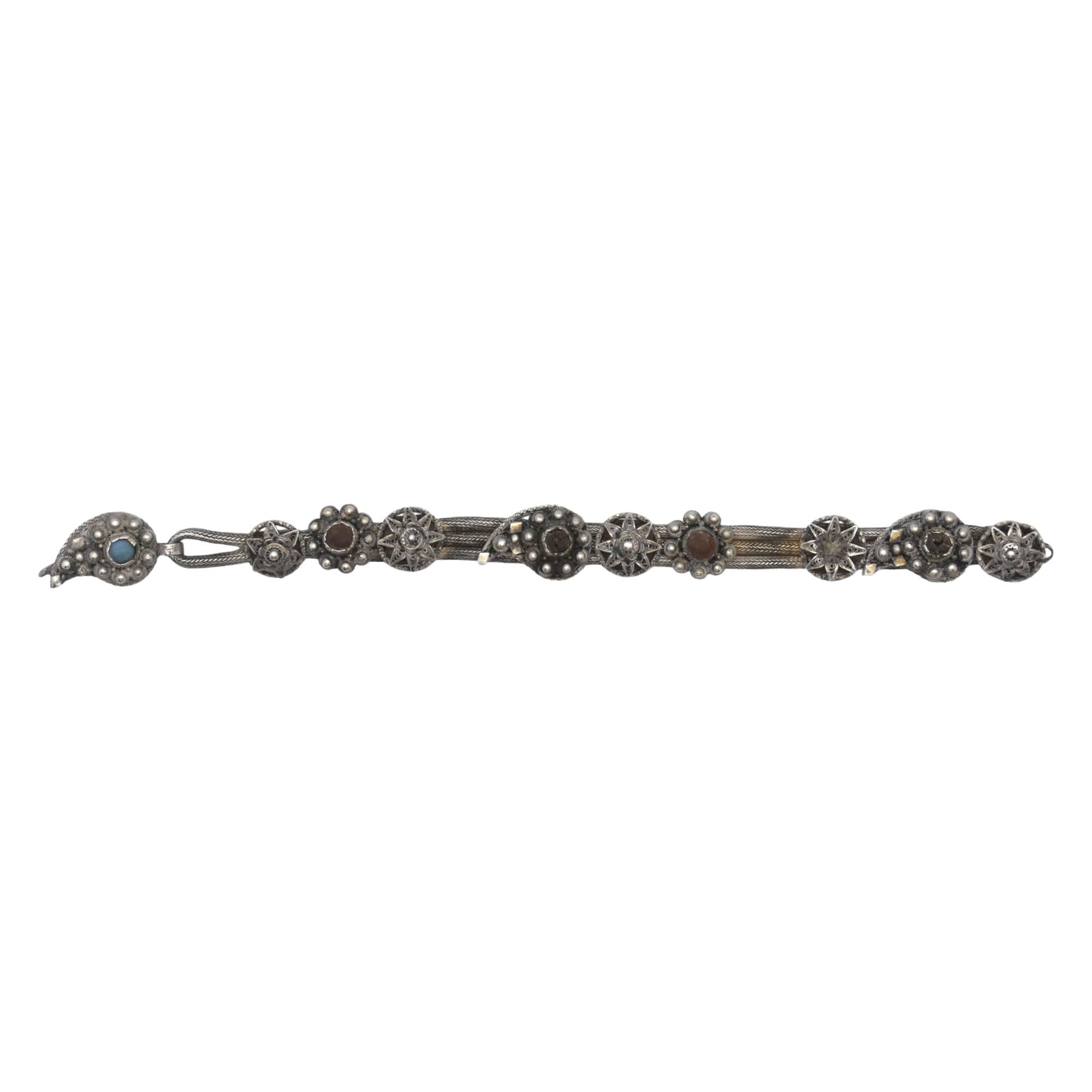 Una Pulsera de Cuerda y Meddalion de Plata, Joyería para Mujer Yemen Circa 1900