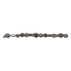 Una Pulsera de Cuerda y Meddalion de Plata, Joyería para Mujer Yemen Circa 1900