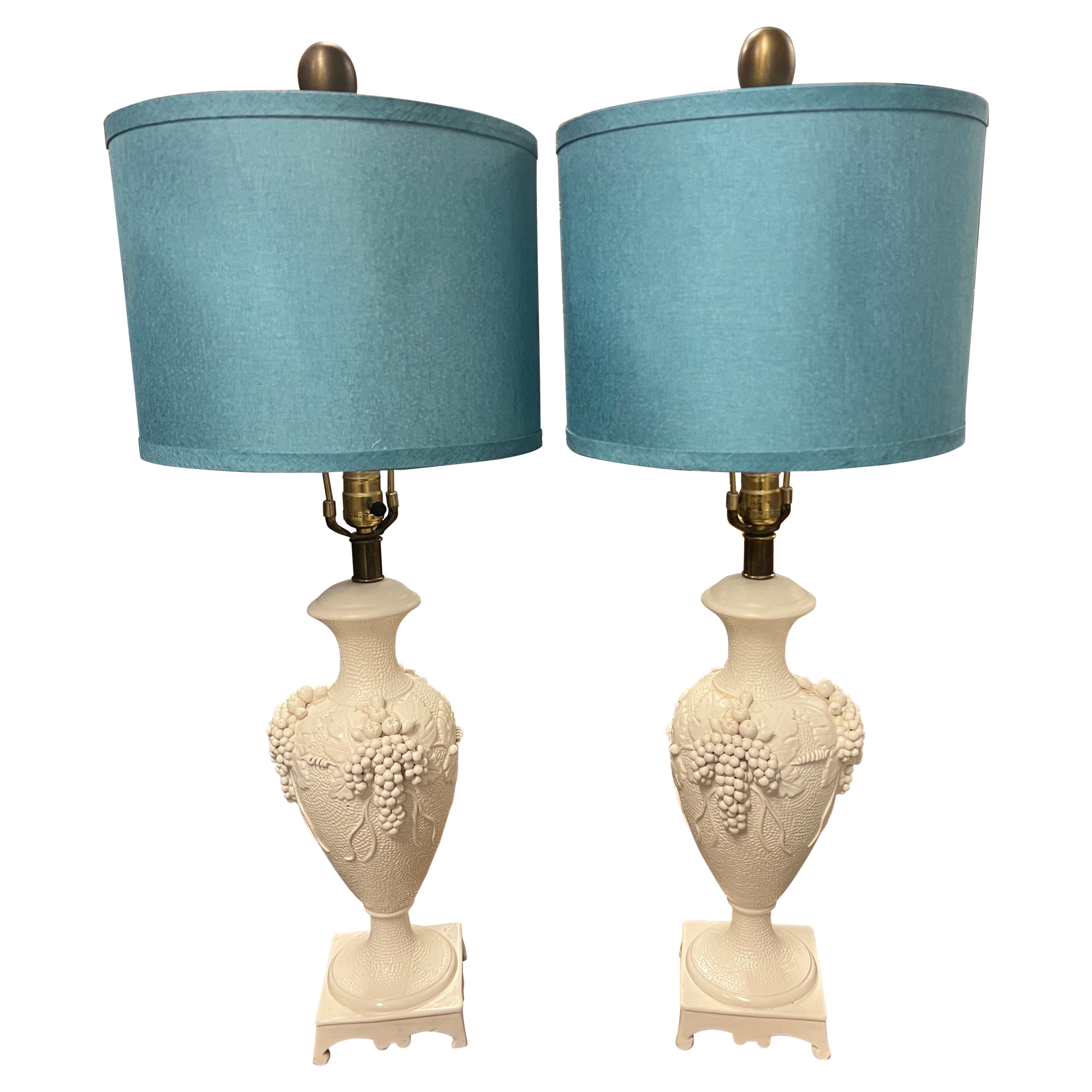 Paire de lampes italiennes vintage signées raisins et vignes en relief blancs