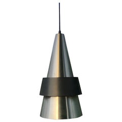 Grande suspension conique en aluminium brossé sertie d'un écran noir mat.