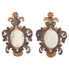 Una piccola coppia di specchi italiani in argento e legno dorato. C 1900.