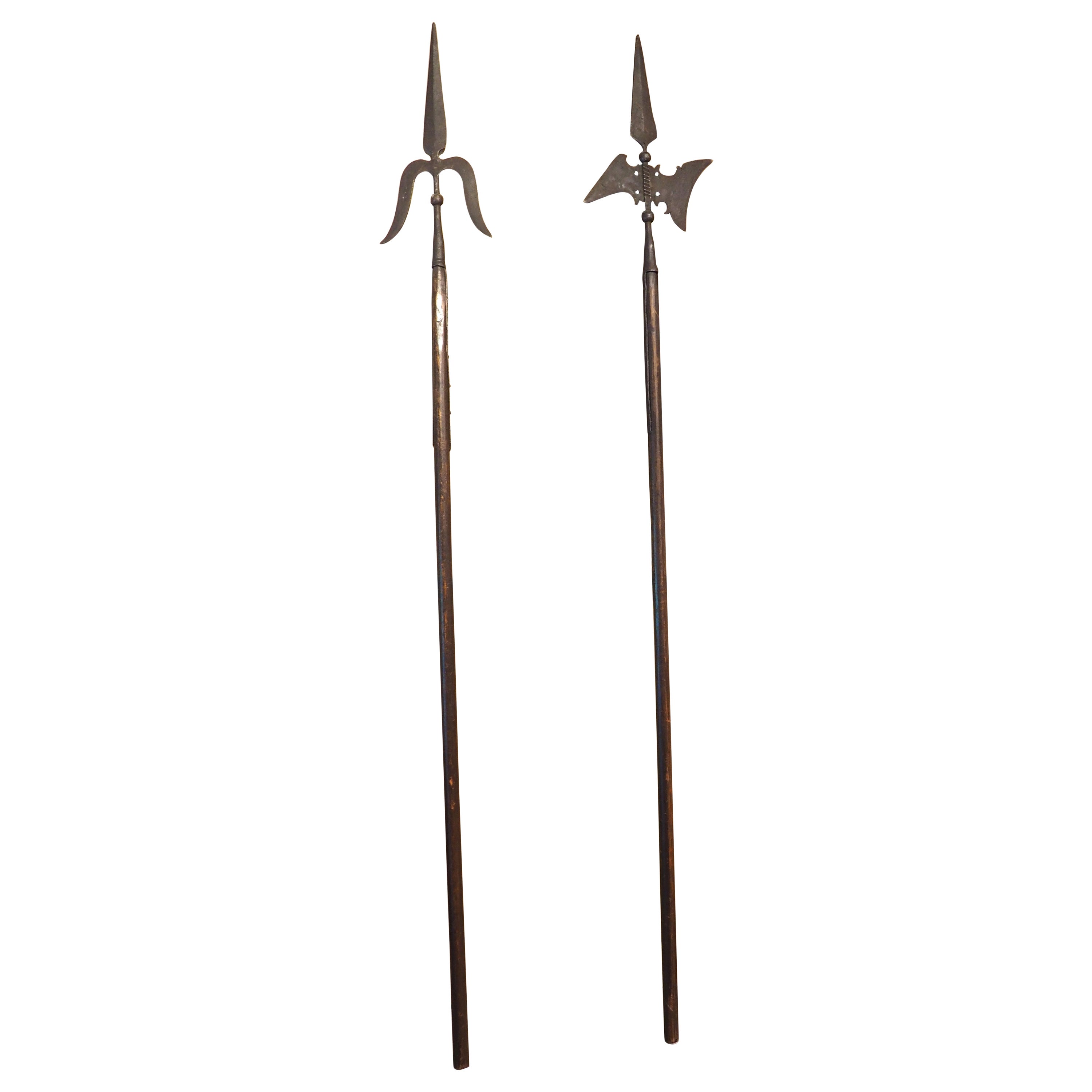 Paire de hauts Halberds décoratifs en bois et en fer, vers 1900