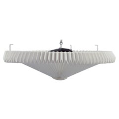 Le Klint, diseñador danés de lámparas. Lámpara de techo. Pantalla de papel plegada a mano.