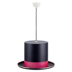 Hans-Agne Jakobsson. Lámpara de techo con forma de sombrero de copa en metal negro.