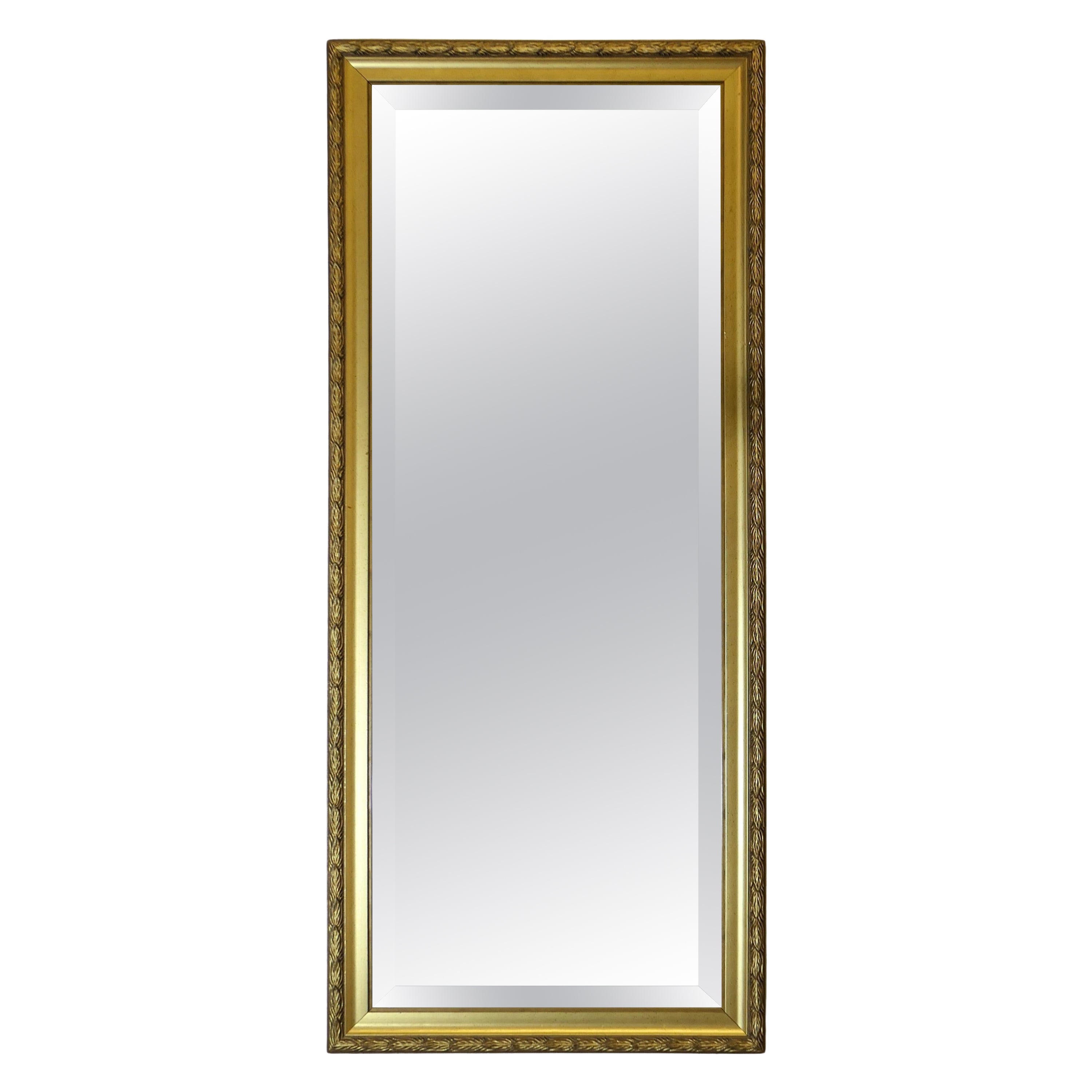 Un long miroir décoratif étroit et doré  Une pièce délicieuse, le miroir a en vente