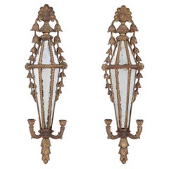 Pareja de espejos de pared Girandole de madera dorada tallada italianos de hacia 1800
