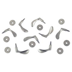 Arne Jacobsen (1902-1971). Vier Paar Türgriffe aus patiniertem Metall