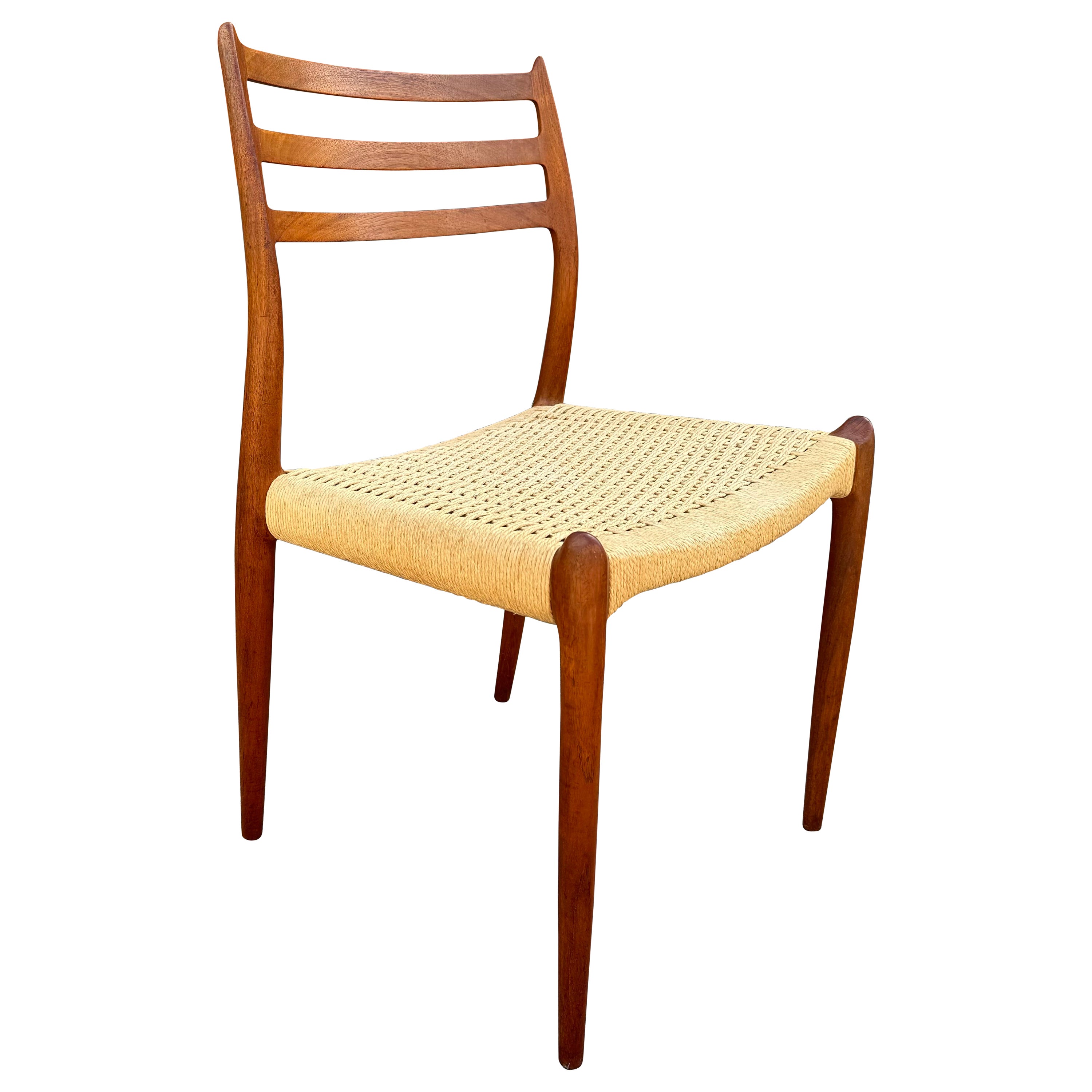 L'iconica sedia da pranzo modello 78 è stata disegnata nel 1954 da Niels O. Møller per J.L. Møllers Møbelfabrik. Il modello, con le sue forme organiche e i pezzi di legno che si 
