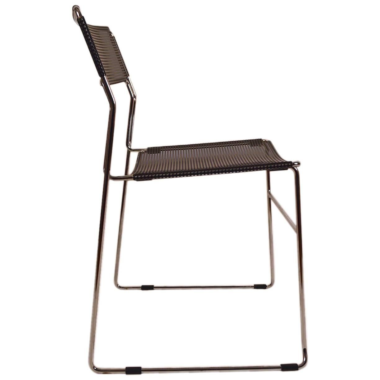 Chaise en maille métallique noire et chromée