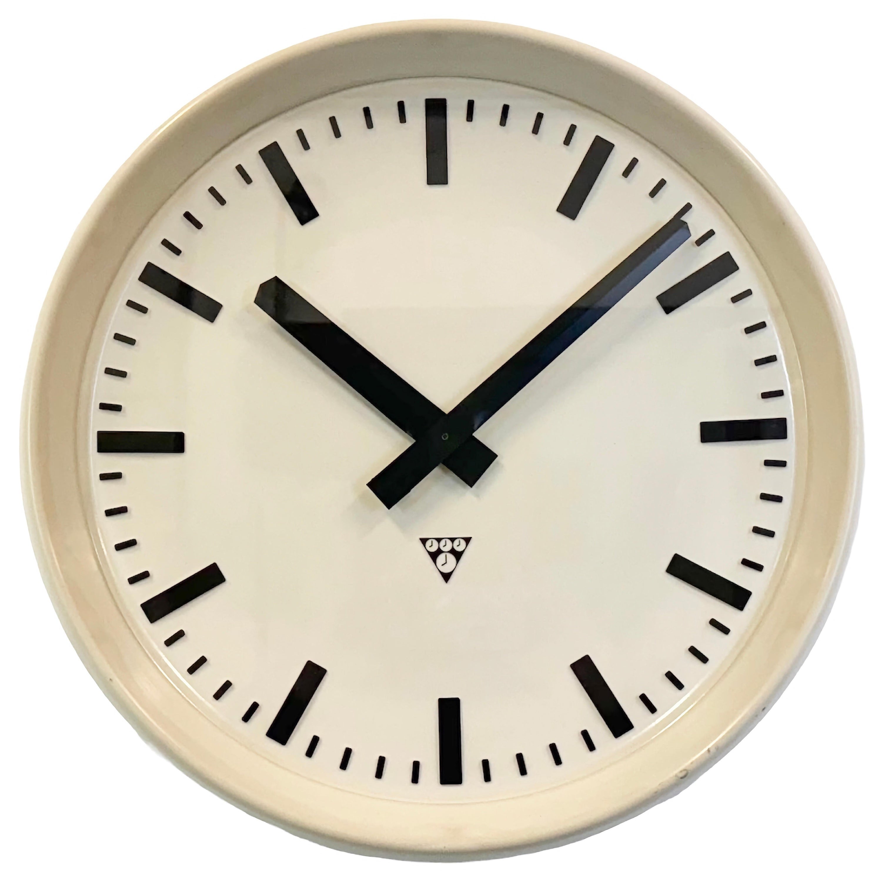 Grande horloge murale industrielle en bakélite de Pragotron, années 1960
