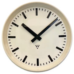 Grande horloge murale industrielle en bakélite de Pragotron, années 1960