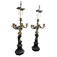 Coppia di lampade da tavolo in bronzo francese con ardesia e dettagli dorati a forma di putti cherubino
