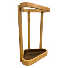 Stand parapluie triangulaire en bouleau et laiton d'Alvar Aalto+Aalto, Artek, années 1960