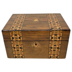 Antigua caja inglesa de nogal negro con incrustaciones de Tunbridge, circa 1890.