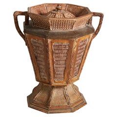 Panier vintage en osier tressé à couvercle et à pied avec poignées