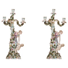 Paire de chandeliers allemands en porcelaine de Dresde avec des figures de dame et d'enfant