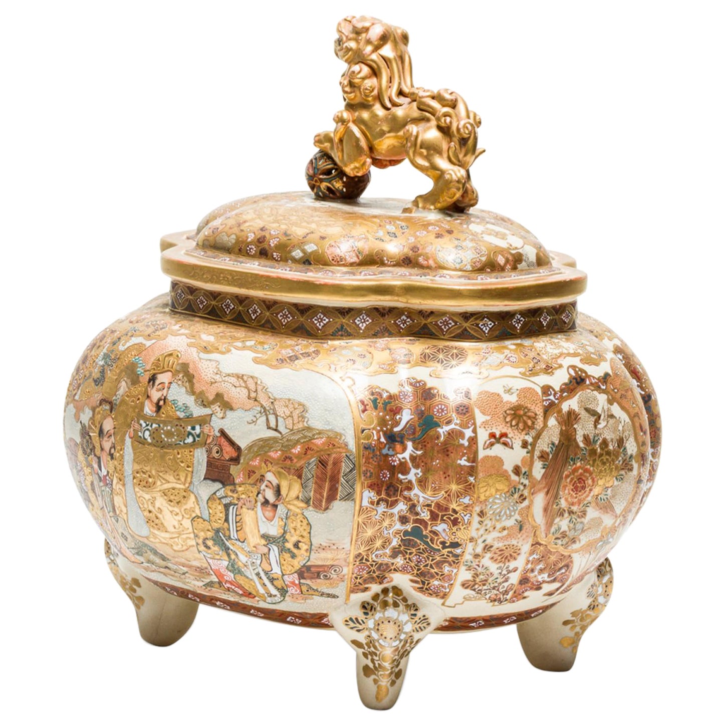 Antigua caja escénica de porcelana china y oro eglomise con tapa y pie en venta