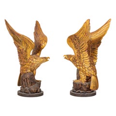 Coppia di sculture di aquila in legno dorato intagliato in stile Feder americano