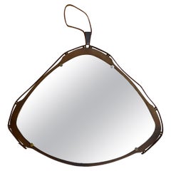 Specchio da parete sinuoso napoletano di metà secolo in pelle e ottone anni '60
