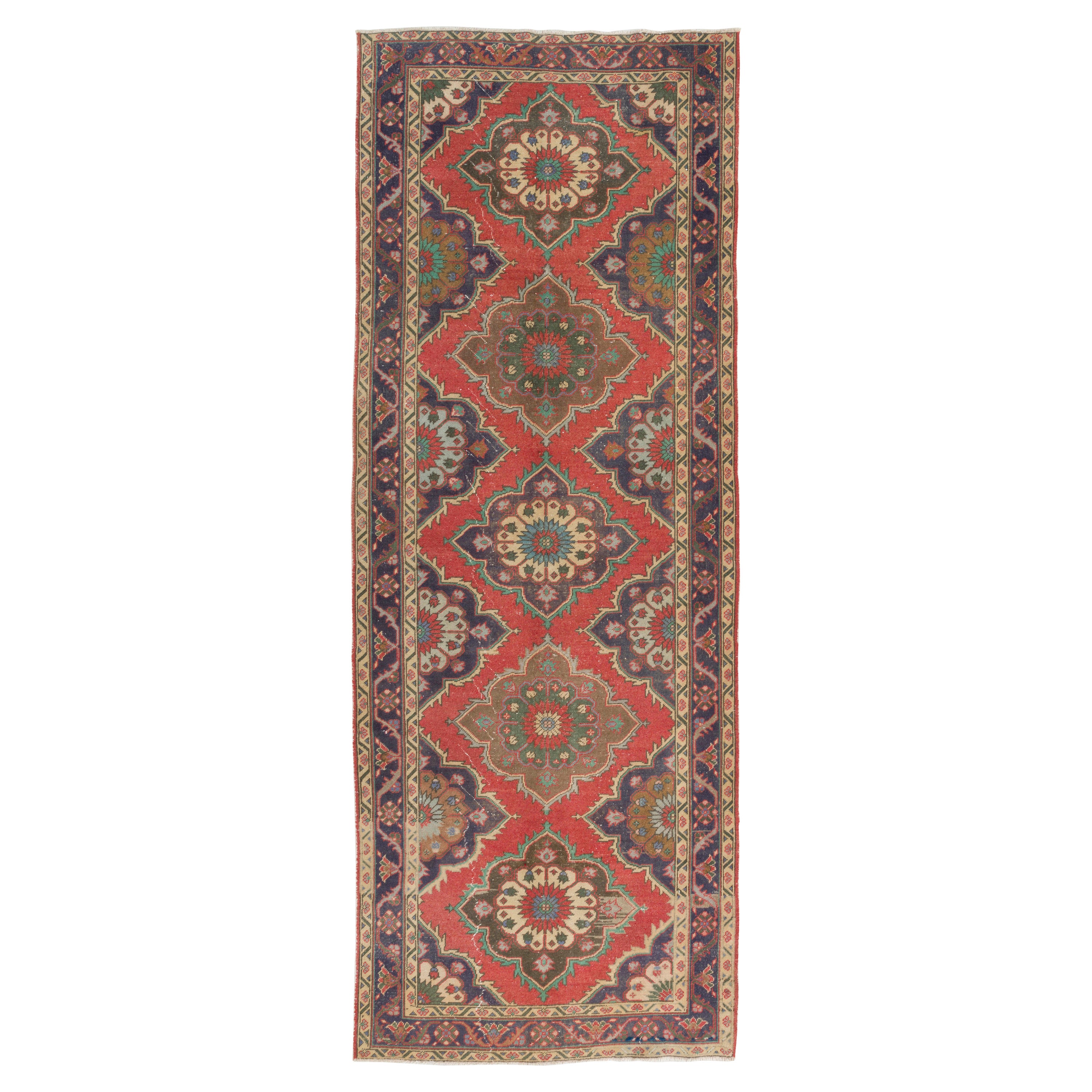 Traditioneller handgefertigter Oushak-Woll-Läufer in Rot und Indigo, 5x13 m