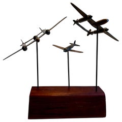 Escultura de avión sobre soporte de madera, arte popular de trinchera