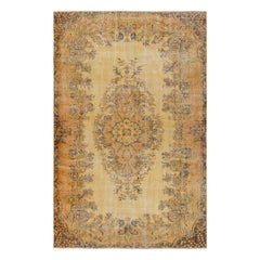 Türkischer Distressed-Teppich im Vintage-Stil aus Gold mit geometrischem Medaillon von Rug & Kilim, im Vintage-Stil