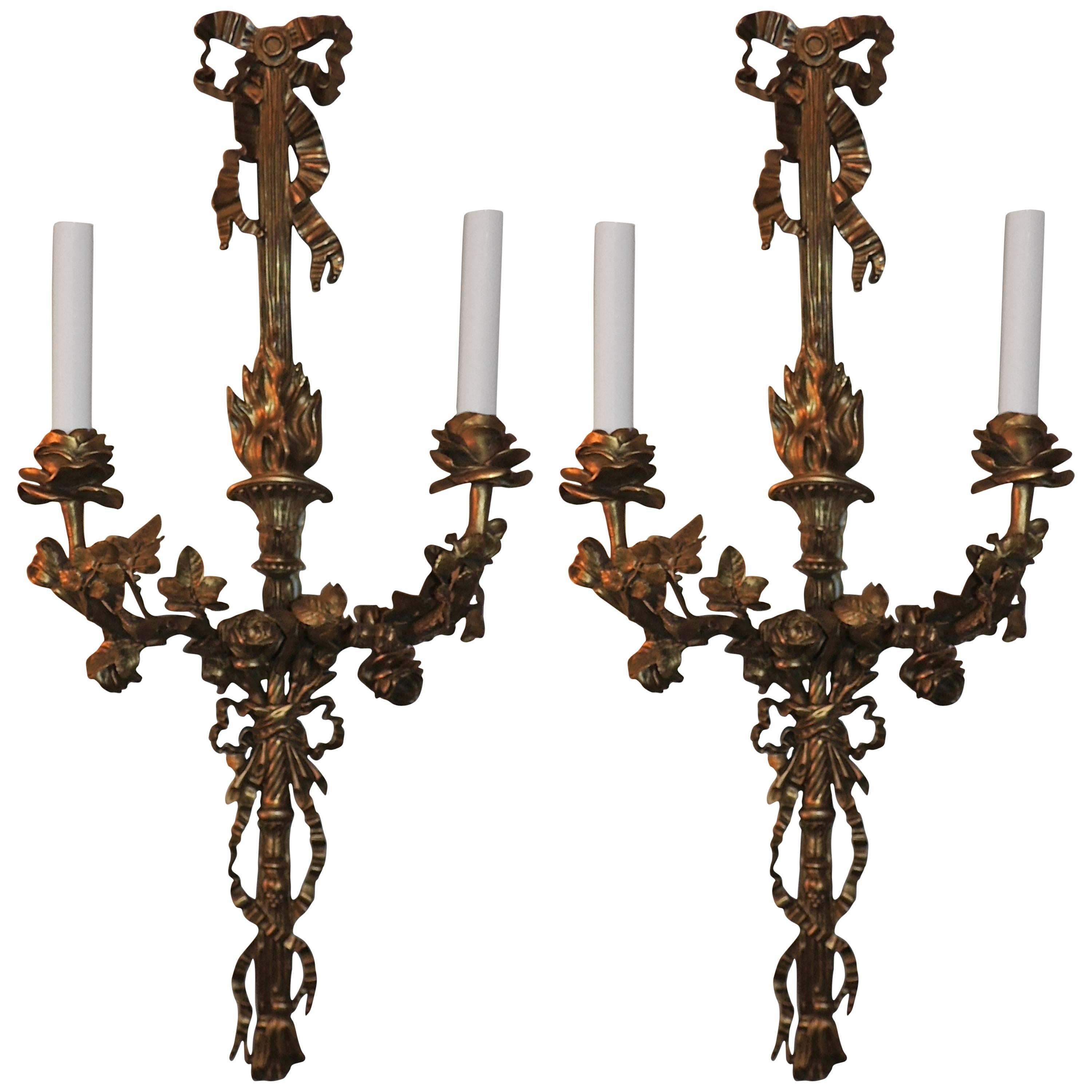 Meravigliosa coppia francese di lampade a due bracci in bronzo dorato con arco e rose