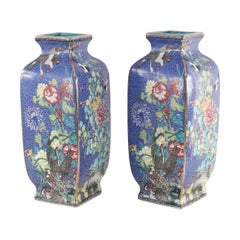 Pareja de jarrones de manga de porcelana azul y floral estilo dinastía Qing china