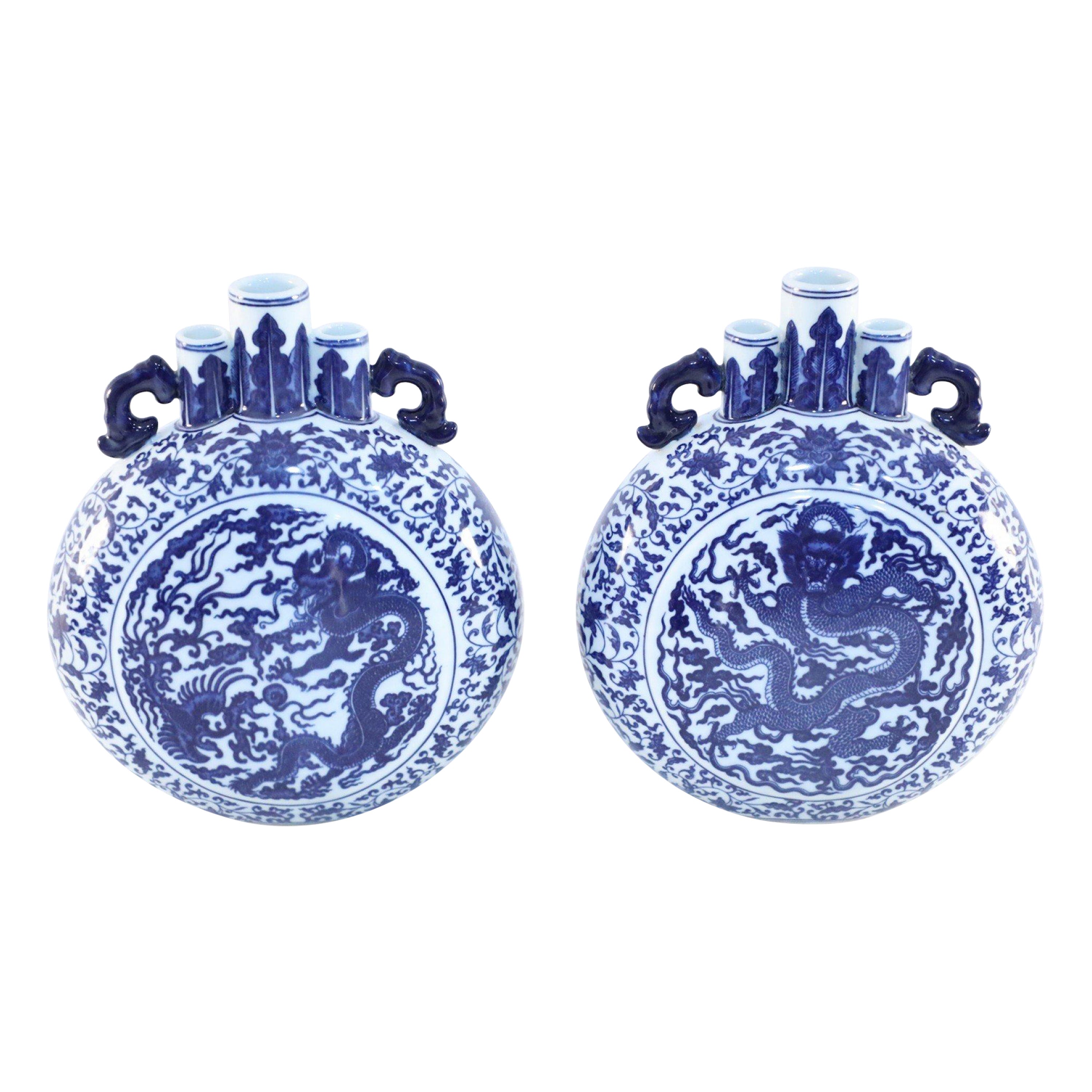Pareja de jarrones de porcelana china azul y blanca con forma de luna