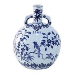 Jarrón lunar de porcelana china blanca y azul con flores de cerezo