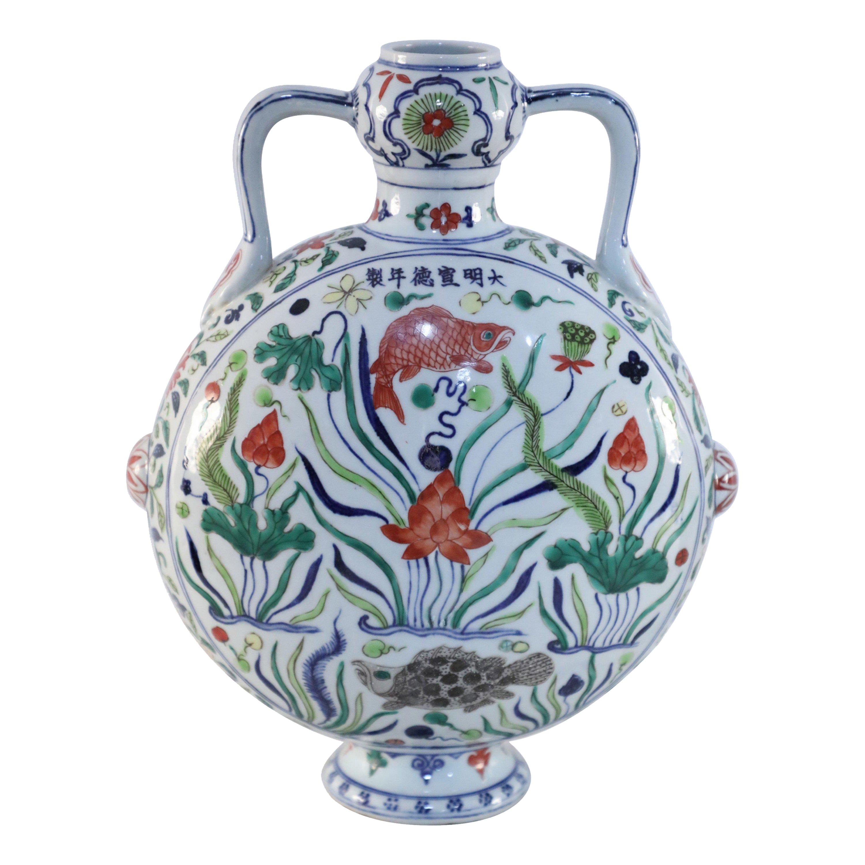 Jarrón de porcelana china con peces koi y algas lunares