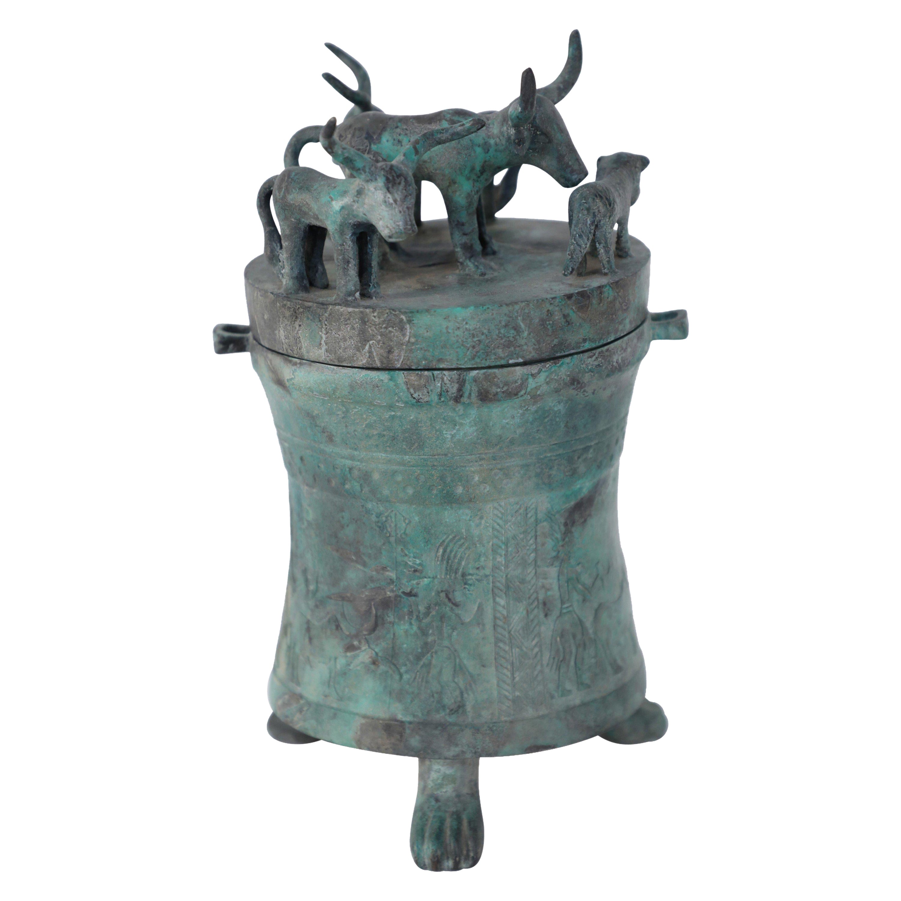 Bote de bronce patinado estilo dinastía Han china con tapa de figura de animal en venta