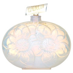 Flacon de parfum opalescent Caron Art Déco français